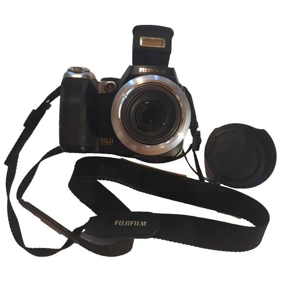 Fuji FinePix S8100fd Compact Digital Bridge Camera 10MP 27-86mm 18x Zoom Lens - Picture 1 of 14